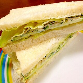 レタスきゅうりブロッコリースプラウトのサンドイッチ